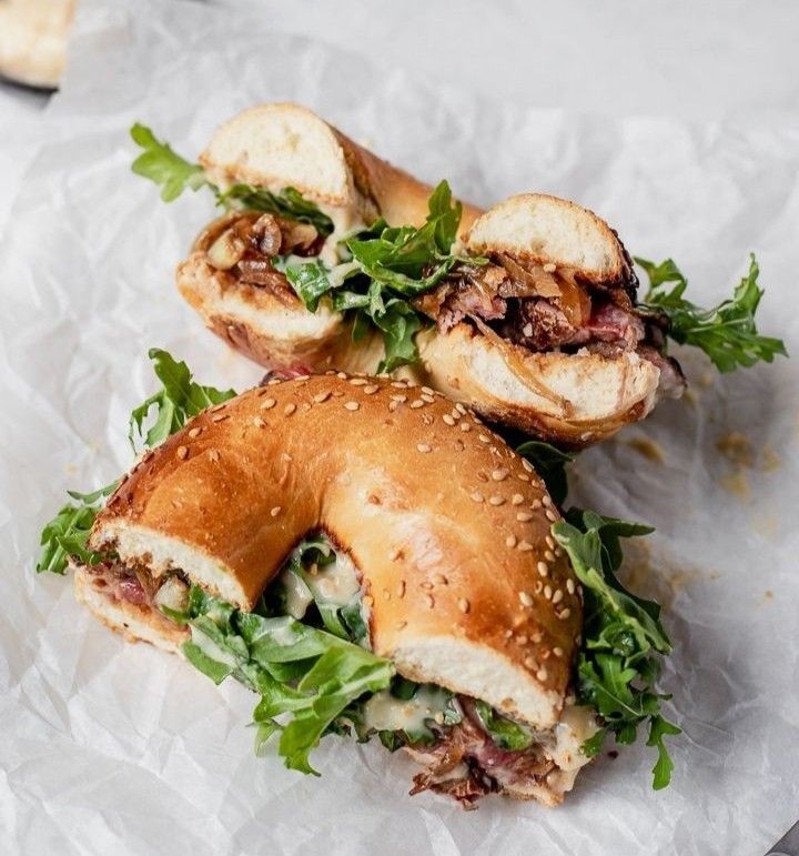 Barbecue pulled pork, melaszos hagymalekvár bagel (tejmentes)