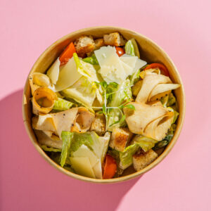 Csirkés cézár saláta, fűszeres cruton, parmezán