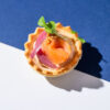 Füstölt lazac, mediterrán sajtkrém tarte kosár