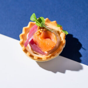 Füstölt lazac, mediterrán sajtkrém tarte kosár