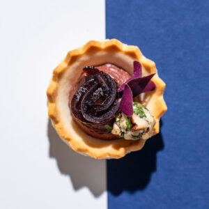 Black Pudding, zöldfűszeres kecskesajt tarte kosár