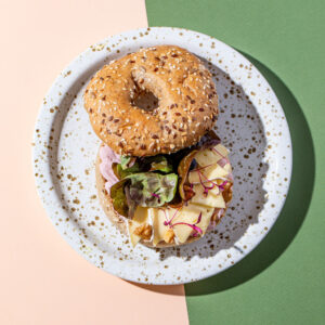 Tojáskrém, savanyított lilahagyma, fürjtojás bagel