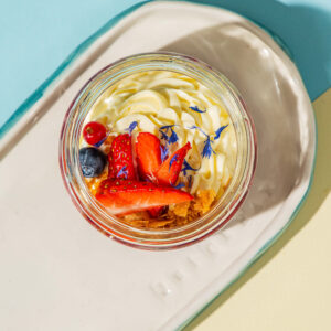 Fehércsoki ganache, bodzás málna ragu, karamellizált ostya töret