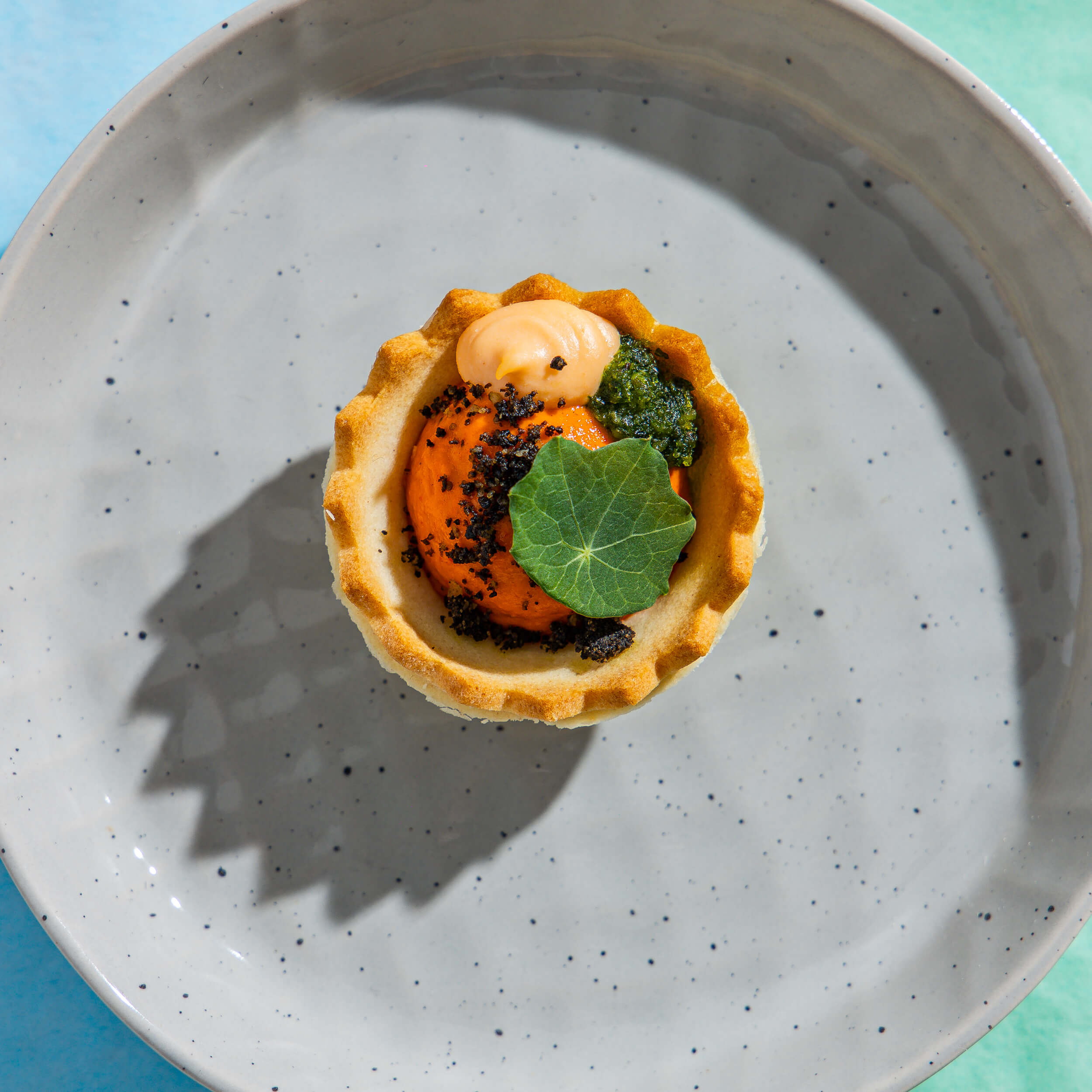 Sült kápia krém, petrezselyem pesto tarte kosár 2 Sült kápia krém, petrezselyem pesto tarte kosár