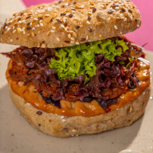 Barbecue pulled pork, melaszos hagymalekvár bagel (tejmentes)