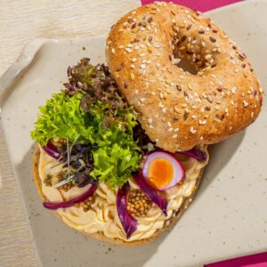 Tojáskrém, savanyított lilahagyma, fürjtojás bagel