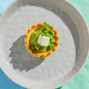 Zöldborsókrém, feta tarte kosár